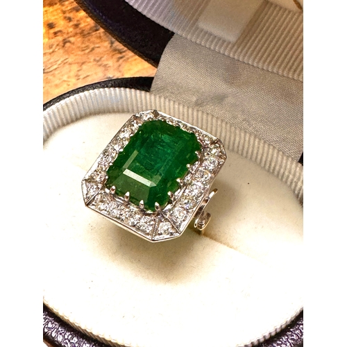 117 - Stunning Emerald 8ct and Diamond 2ct, 18ct Gold Ring Approx. Ring Size N.A spectacular natural emera... 