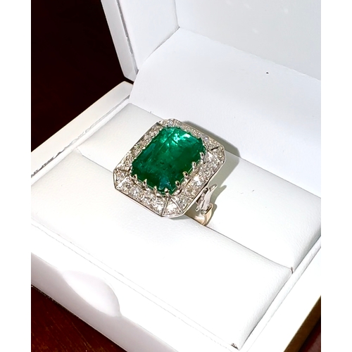 117 - Stunning Emerald 8ct and Diamond 2ct, 18ct Gold Ring Approx. Ring Size N.A spectacular natural emera... 