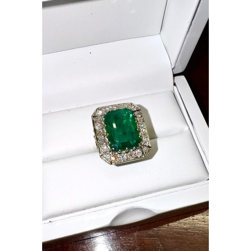 117 - Stunning Emerald 8ct and Diamond 2ct, 18ct Gold Ring Approx. Ring Size N.A spectacular natural emera... 