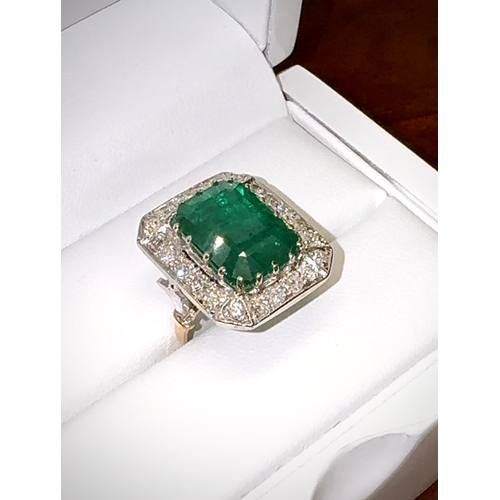 117 - Stunning Emerald 8ct and Diamond 2ct, 18ct Gold Ring Approx. Ring Size N.A spectacular natural emera... 