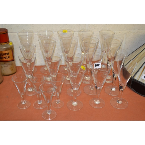 102 - 21 VARIOUS WINE GLASSES WITH TEAR DROP STEMS ON CIRCULAR FEET