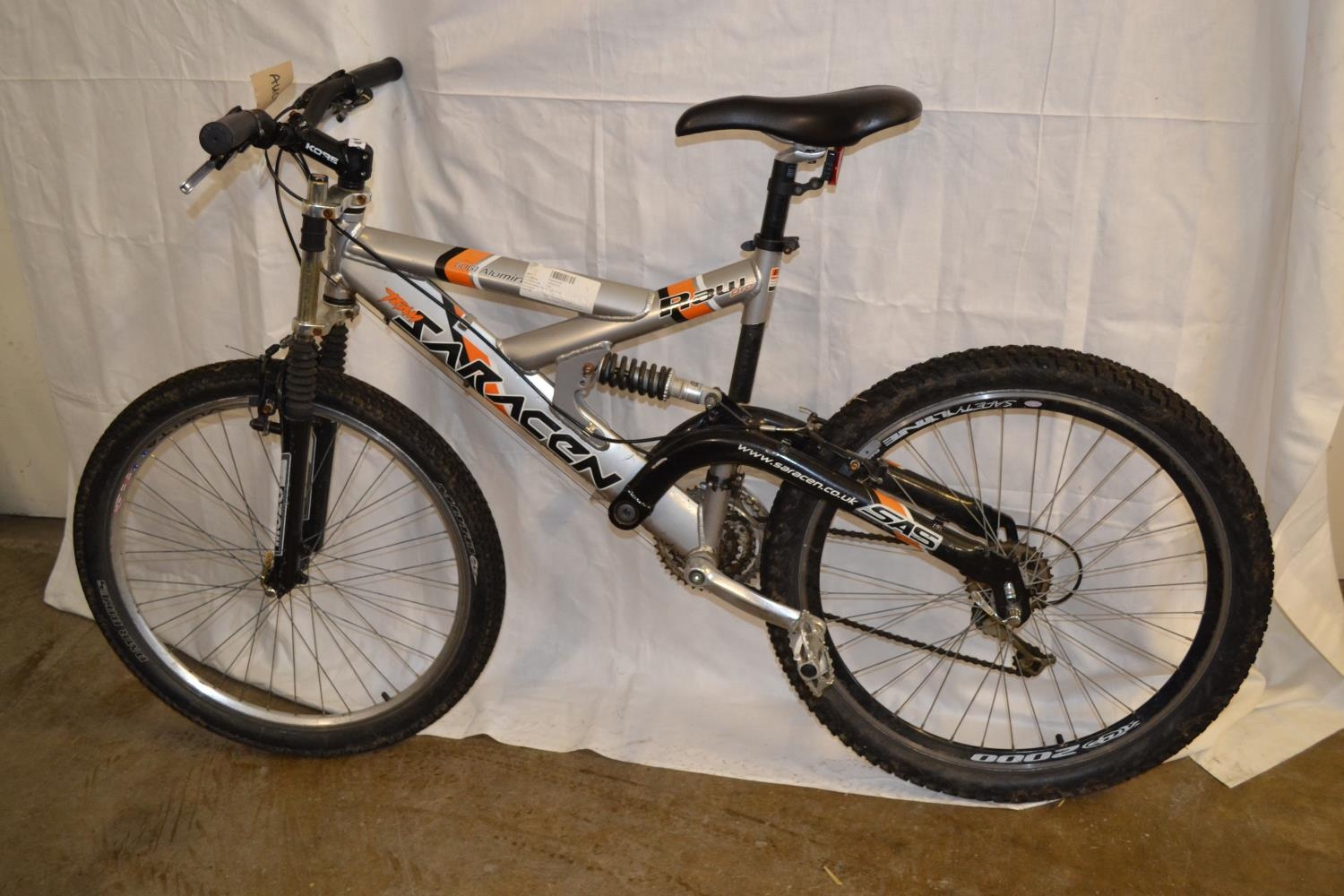 Team saracen cheap mountain bike