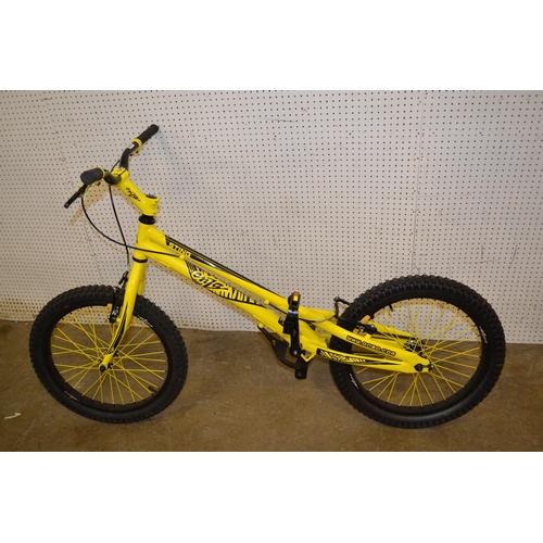 592 - YELLOW ONZA STING TRICKS BMX BIKE