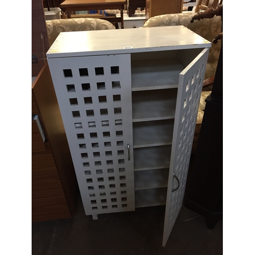 621 - PAINTED CUPBOARD FITTED 5 SHELVES, OPEN LATTICE DOORS