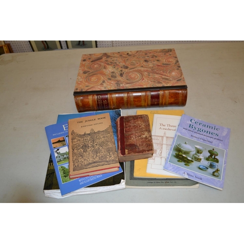 224 - QUANTITY OF BOOKS AND FILE 