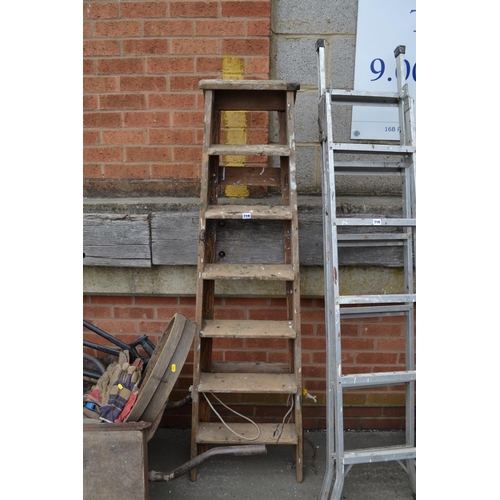 719 - SET OF WOODEN STEPS