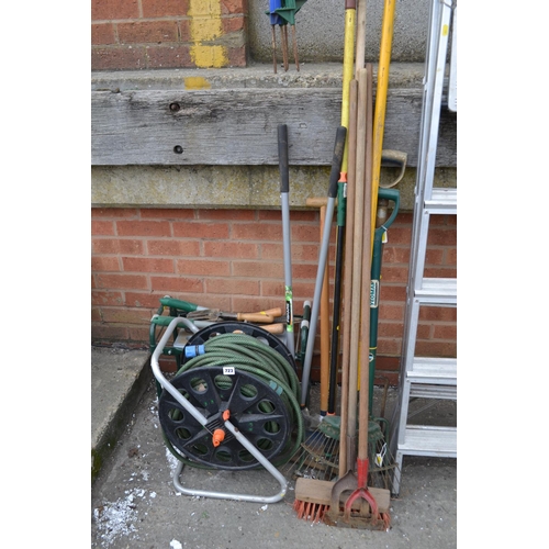 723 - QUANTITY OF GARDEN TOOLS, HOSEPIPE, ETC.