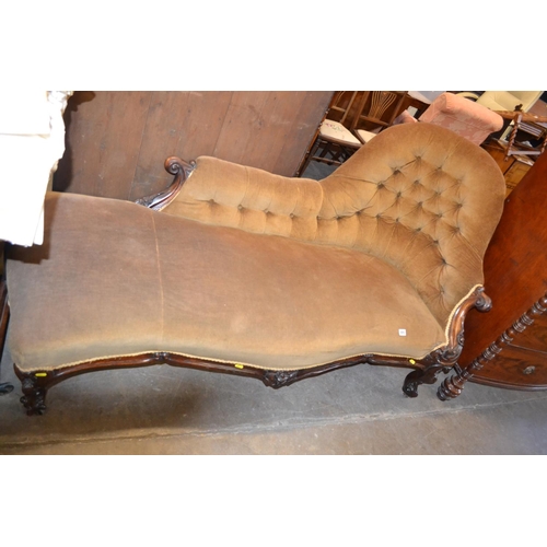 480 - VICTORIAN ROSEWOOD CHAISE LONGUE WITH SHAPED BUTTON BACK, CARVED SCROLL ARMS, SERPENTINE FRONT, ON C... 