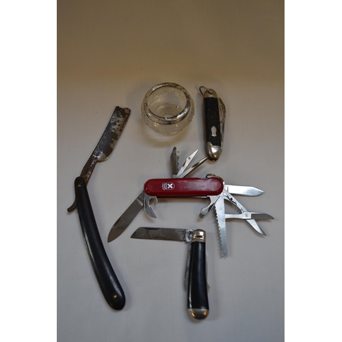 405 - SWISS POCKET KNIFE, 2 OTHER POCKET KNIVES, CUT THROAT RAZOR AND SILVER RIMMED GLASS SALT