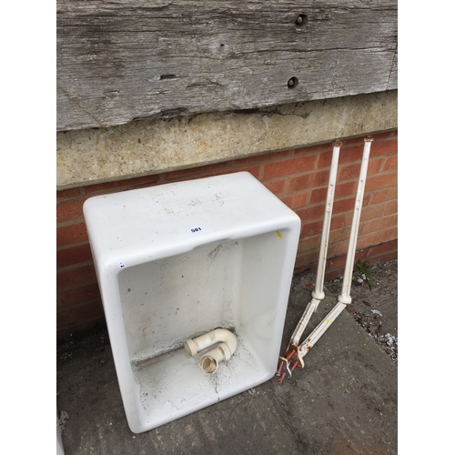 581 - WHITE BELFAST SINK AND BRACKETS