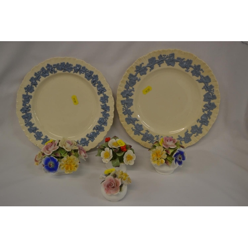 18 - PAIR OF WEDGWOOD QUEENSWARE DINNER PLATES, 3 ROYAL STRATFORD AND 1 AYNSLEY BONE CHINA POSIES