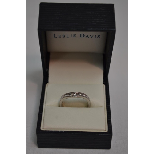 451 - PLATINUM 5 STONE DIAMOND WEDDING RING 0.3CT