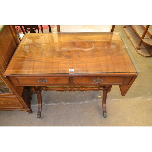 739 - REPRODUCTION CROSSBANDED MAHOGANY SOFA TABLE FITTED 2 DRAWERS, ON LYRE TRESTLE END SUPPORTS AND TURN... 