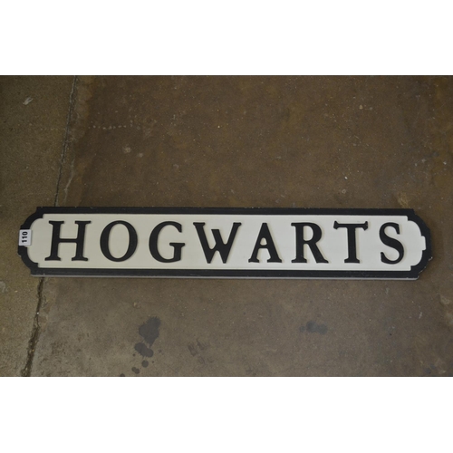 110 - HOGWARTS SIGN