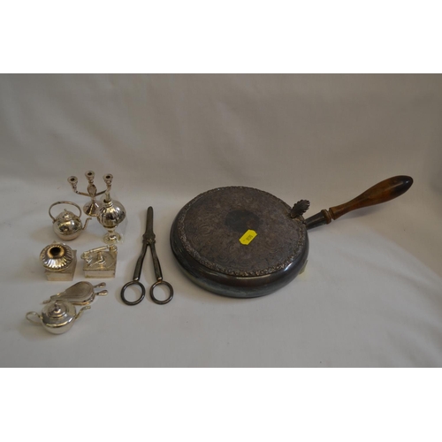 114 - QUANTITY OF METAL DOLLS HOUSE ITEMS, SILVER PLATED GRAPE SCISSORS, ETC