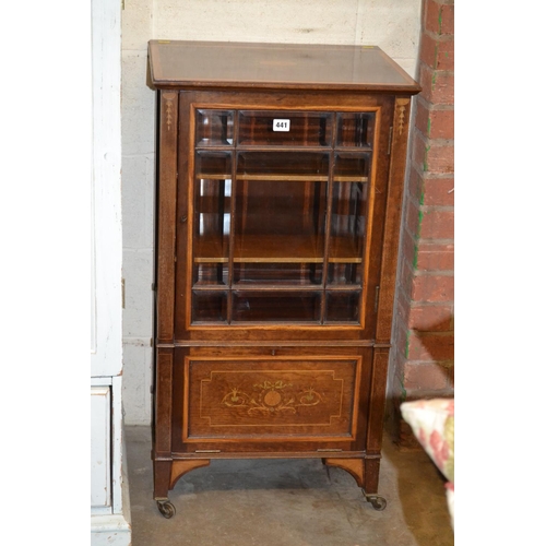 441 - EDWARDIAN CROSSBANDED AND INLAID MAHOGANY DISPLAY CABINET FITTED 2 SHELVES ENCLOSED BY BEVELLED GLAS... 