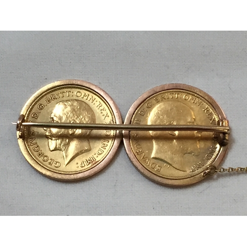 303 - DOUBLE HALF SOVEREIGN BROOCH 1906 AND 1912 IN 9CT GOLD MOUNT WITH SAFETY CHAIN (11.5g)