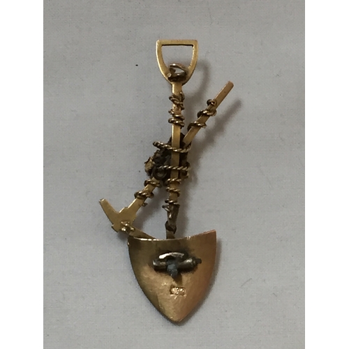 305 - 18CT GOLD, GOLD DIGGER SPADE AND PICK BROOCH ENTWINED IN GOLD ROPE WITH LUCKY GOLD NUGGET ON SPADE (... 