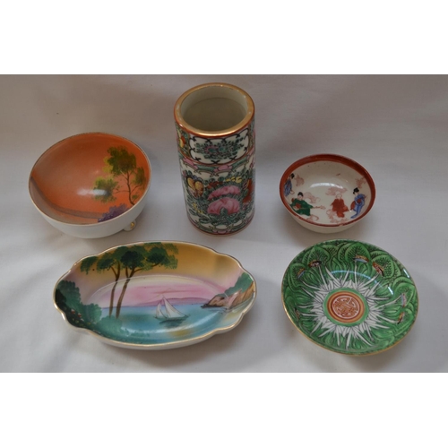 31 - NORITAKE PORCELAIN HAND PAINTED BOWL, 3 VARIOUS ORIENTAL DISHES AND FAMILLE VERTE BRUSH POT