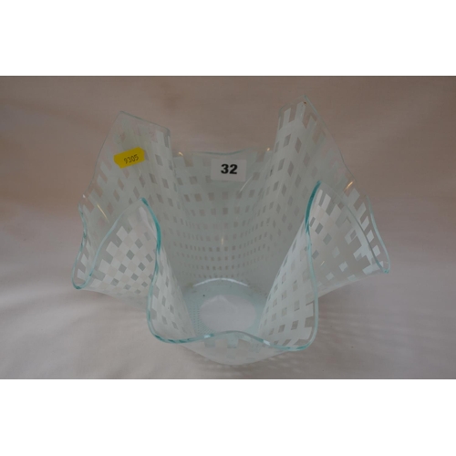 32 - RETRO GLASS HANDKERCHIEF BOWL