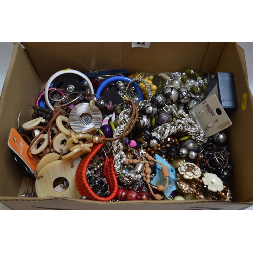 22 - QUANTITY OF MISCELLANEOUS JEWELLERY