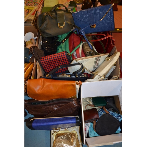 519 - LARGE QUANTITY OF HANDBAGS AND PURSES