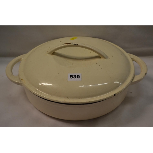 530 - LARGE CIRCULAR CREAM ENAMEL CAST IRON COOKING POT AND LID (HANDLE CHIPPED)