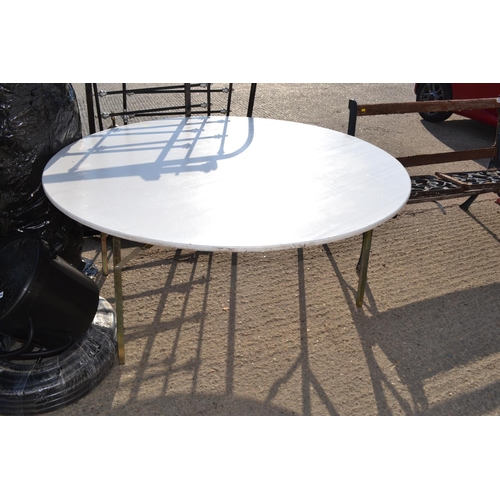 795 - LARGE CIRCULAR FOLDING TABLE