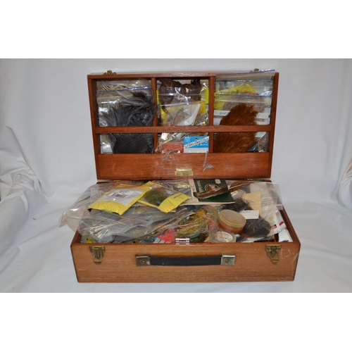 155 - LARGE QUANTITY OF FISH FLY TYING EQUIPMENT INCLUDING FOX FUR, HACKLES, FEATHERS, COTTONS AND ETC IN ... 