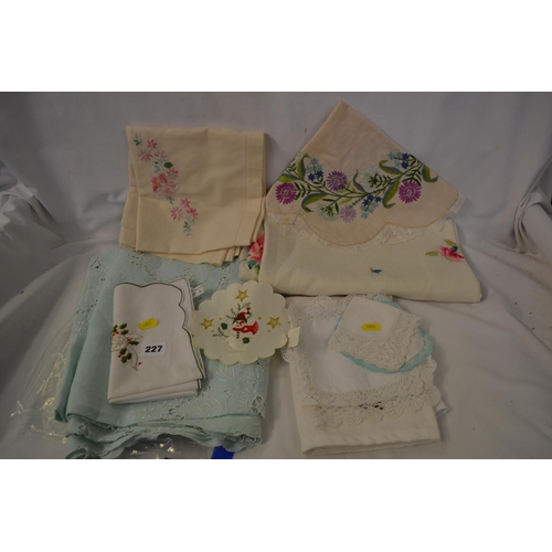 227 - QUANTITY OF LINEN, LACE AND EMBROIDERED TABLECLOTHS AND MATS