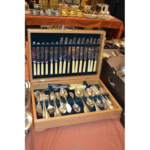 290 - QUANTITY OF SILVER PLATED CUTLERY IN OAK CANTEEN