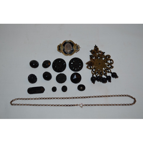 325 - MOURNING BROOCH, CHAIN AND BUTTONS