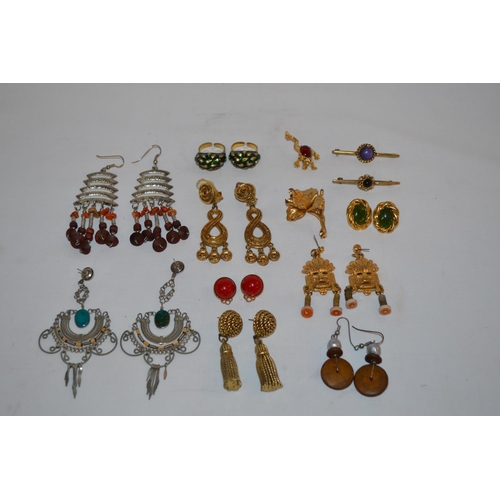 331 - QUANTITY OF COSTUME JEWELLERY