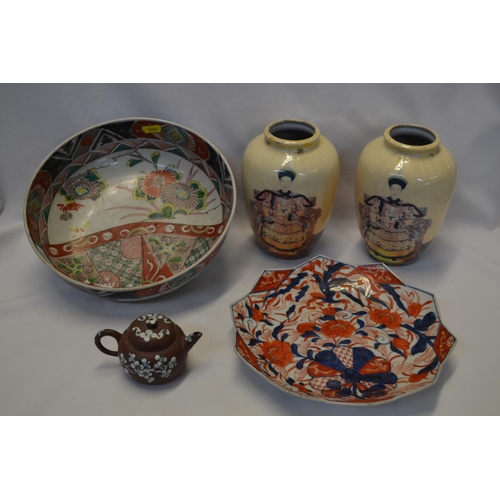 38 - JAPANESE IMARI DISH AND FRUIT BOWL, PAIR OF VASES AND MINIATURE TEAPOT