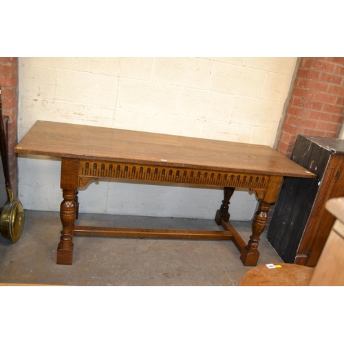 462 - REPRODUCTION JACOBEAN STYE REFECTORY DINING TABLE WITH CARVED FRIEZE ON TURNED SUPPORTS AND PLAIN ST... 