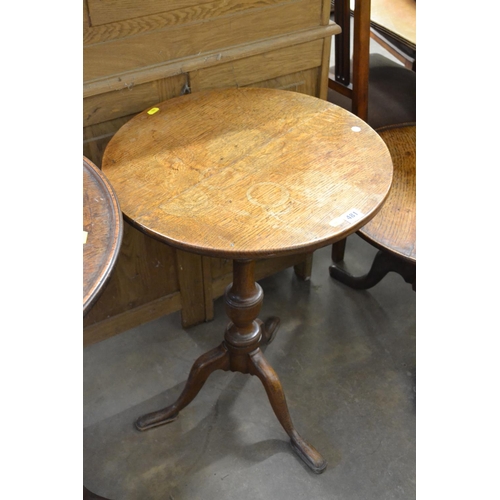 481 - GEORGIAN CIRCULAR OAK WINE TABLE ON TRIPOD BASE