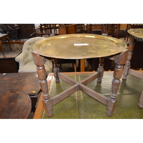 502 - BONARIES WARE CIRCULAR TRAY TOP TABLE ON OAK BASE  57CM  DIAMETER