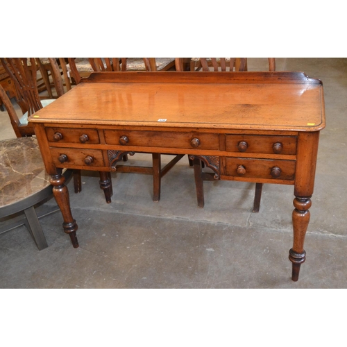 520 - VICTORIAN MAHOGANY WRITING TABLE FITTED 5 DRAWERS, ON TURNED TAPER LEGS 121CM X 53CM X 80CM