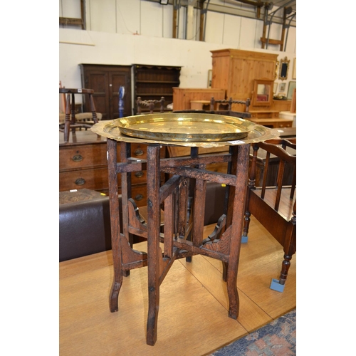 534 - BONARIES WARE CIRCULAR TRAY ON FOLDING BASE AND CIRCULAR BRASS TRAY