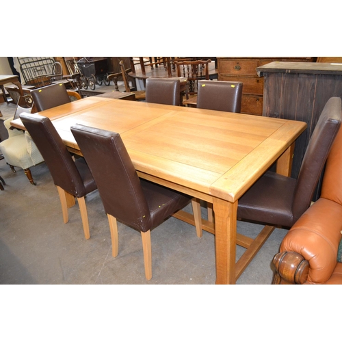 537 - MODERN RECTANGULAR OAK DINING TABLE WITH ONE LEAF EXTENSION AND 6 LEATHER HIGH BACK DINING CHAIRS  (... 