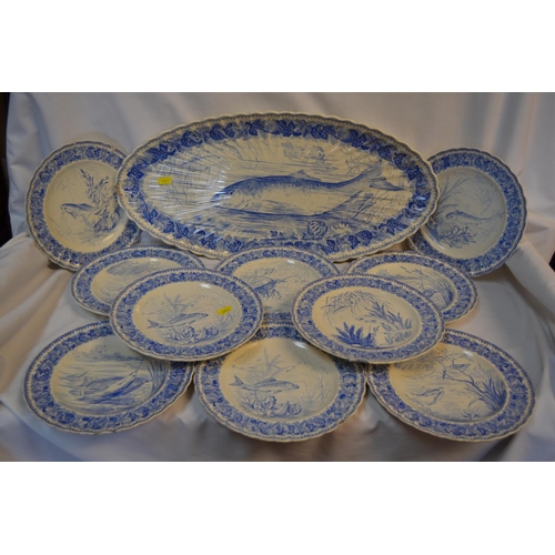 54 - 19TH CENTURY COPELAND BLUE AND WHITE FISH SERVICE, 10 PLATES AND SERVING DISH EACH DECORATED WITH DI... 