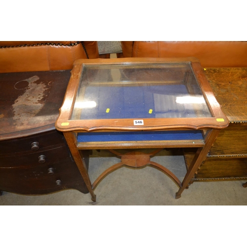 546 - EDWARDIAN MAHOGANY BIJOUTERIE TABLE ON SQUARE TAPER LEGS, SHAPED SHELF STRETCHER, SPADE FEET