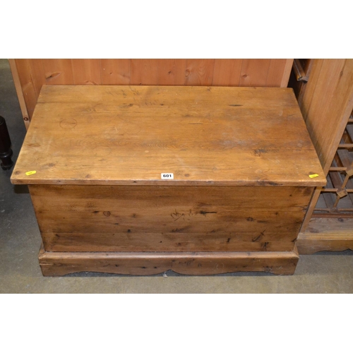 601 - 19TH CENTURY PINE BLANKET BOX