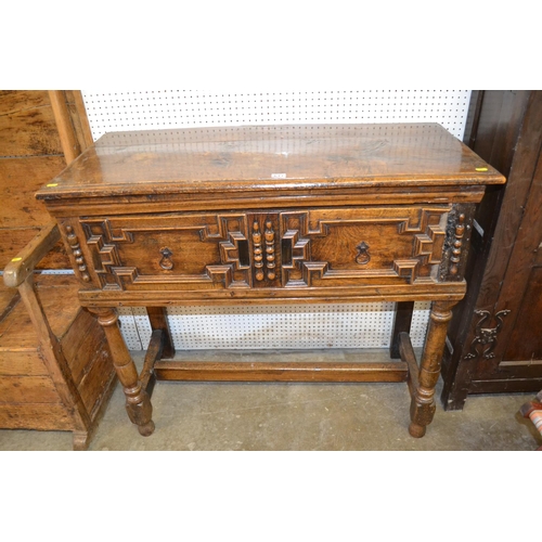 617 - 18TH CENTURY JACOBEAN STYLE OAK SERVING TABLE FITTED LONG DEEP DRAWER, ON TURNED SUPPORTS AND PLAIN ... 