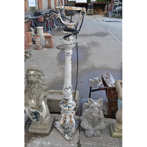 677 - CAST IRON GARDEN STREET LIGHT