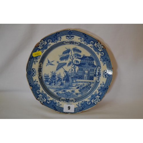 9 - EARLY 19TH CENTURY BLUE AND WHITE DECORATED PLATE (CHIPS TO RIM) (24CM)