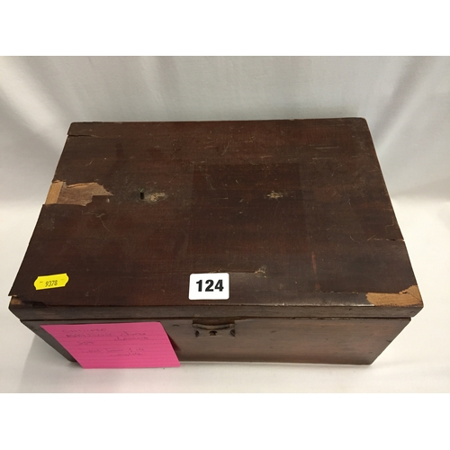 124 - 19TH CENTURY MAHOGANY GAMES BOX WITH MAHJONG SET AND CHINESE DOMINOES