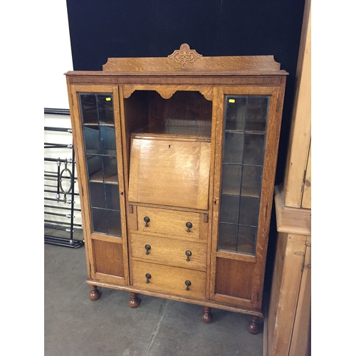 592 - EDWARDIAN OAK SIDE BY SIDE BUREAU FITTED 3 DRAWERS AND SIDE DISPLAY CABINETS, ON BALL FEET