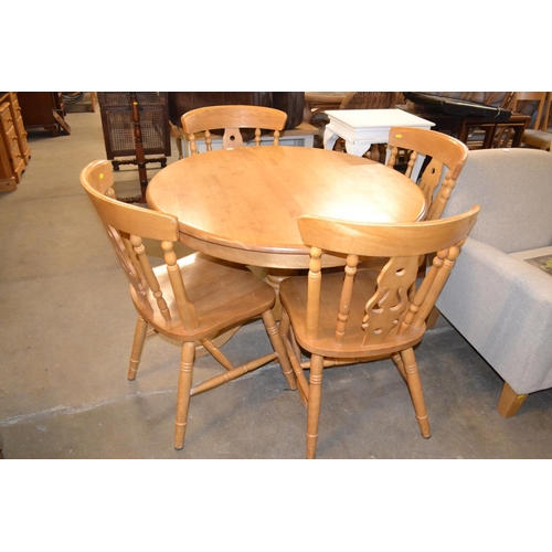 710 - MODERN CIRCULAR BEECH BREAKFAST TABLE AND SET OF 4 WINDSOR DINING CHAIRS