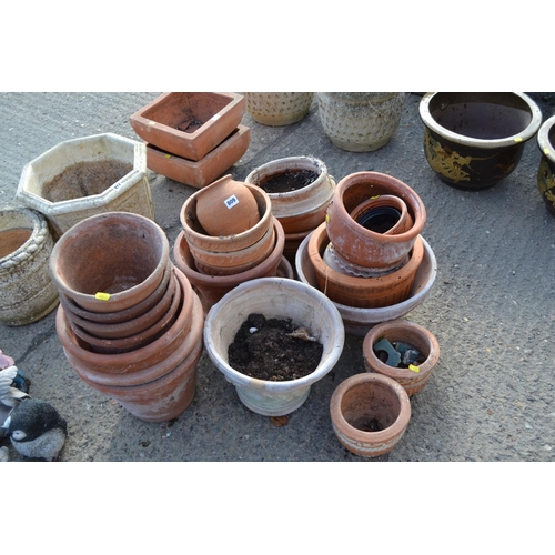 809 - QUANTITY OF TERRACOTTA PLANTERS, POTS, ETC.